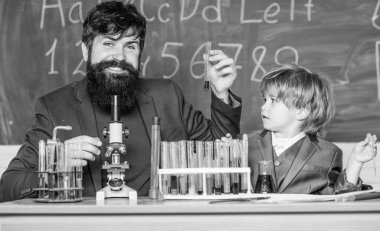 Tecrübe yoluyla eğitim aktiviteleri üzerine çalış. Okulda çalışmayı seviyorum. Kimya laboratuvarında öğretmen ve öğrenci. Kimyasal icat. Kimya ve biyoloji oku. Okumak ilginç..