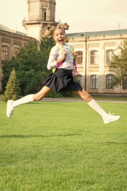 Üniformalı mutlu kız 1 Eylül 'de sevinçten havalara uçuyor..