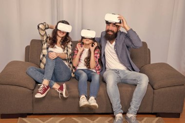 pozitif ebeveynler ve çocuklar evde video oyunu ve video gözlükleriyle vakit geçiriyorlar..