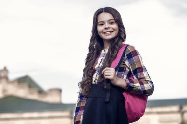 Öğrenme sevinci ekliyorum. Mutlu çocuk dışarıda üniforma giyer. Okul tarzına geri dön. Okul giysisi. Okul eğitimi. 1 Eylül. Öğren ve büyüt..