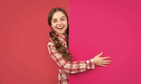 Menina Maravilhada Feliz Atrás Papel Rosa Branco Com Espaço Cópia — Fotografia de Stock
