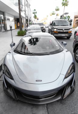 Los Angeles, Kaliforniya ABD - 14 Nisan 2021: Blue McLaren Automotive Limited 720S lüks süper araba Los Angeles, Kaliforniya eyaleti. ön görünüm.