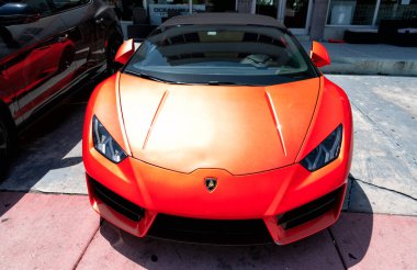 Los Angeles, Kaliforniya ABD - 14 Nisan 2021: Los Angeles 'ta park edilmiş turuncu Lamborghini Aventador. ön görünüm.