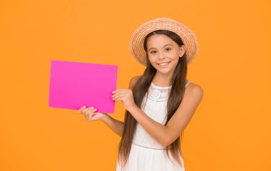 Yeni gelenler. çocukluk mutluluğu. Mutlu çocuklar günü. Kopya alanı için kağıt sayfası. Kampta yaz etkinliği. Çocuklar için tatil duyurusu. Küçük kız hasır plaj şapkası takıyor. moda ve güzellik.