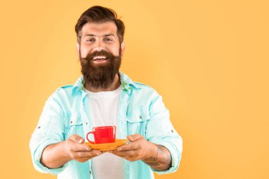 Mutlu beyaz adam gülümsüyor çay fincanı ve çay fincanı veriyor..