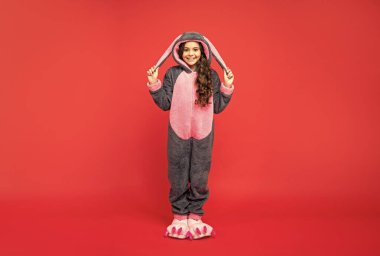 Tatlı rüyalar. Rahat bir pijama ya da bornoz. Genç kız kendini rahat hissediyor. çocukluk mutluluğu. Günaydın. Çocuk yumuşak bir gece elbisesi giyiyor. Tam boy. rahat bir uyku giysisi içinde gülümseyen çocuk.