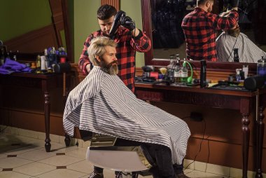 Berber işlemler üzerinde yoğunlaşmıştı. Saç şekillendiriyorum. İşlemleri değiştirmek neredeyse imkansız. Saçları boyalı bir adam. Berber berber dükkanı. Hippi saç tıraşı oluyor. Berber kozmetik. Kuaför araçları.