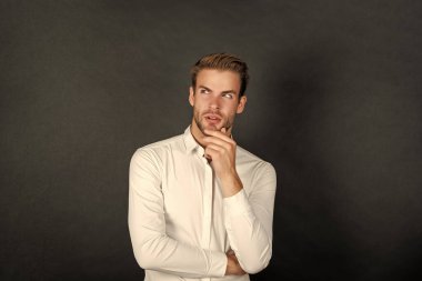 Siyah arka planda saç stili olan genç adam, erkek güzeli..