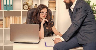 Sakin ol ve odaklan. Ciddi bir ofis müdürü. Profesyonel kadın ve erkek görüşlerini değiştirdiler. Ofis işleri. İş yerindeki meslektaşlar.