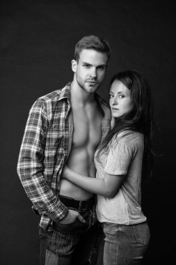 Siyah arka planda aşık seksi genç çift, aşk.