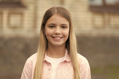 Yüzü dışarıda gülümseyen mutlu çocuk portresi..