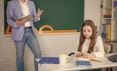 Öğretmenle sınıfta özenli çocuk eğitimi. seçici odak.