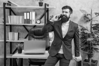 Yeniden canlandırılmış mobil deneyim. Ofiste telefonda mutlu adam konuşması. Mobil iletişim. Telefon görüşmesi. İş çağrısı.