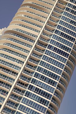 Güney sahilinde pencereleri ve balkonları olan modern yüksek binalı şehir mimarisinin mimari detayları, ABD.