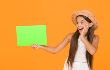 Çocuk gezgin. Turizmi destekliyorum. Etkili reklam. Parlak bir reklam. Katıl. Yaz satışları. Küçük mutlu kız poster fotokopi alanını tutuyor. Tatil zamanı. Kız hasır şapka. Reklam kavramı.