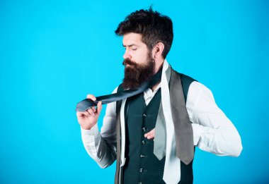Klasik tarzı. Nasıl boyun gömlek ve takım elbise ile maç. Sakallı adam hipster kaç Kravatlar mavi arka plan üzerinde tutun. Kravat seçme sakallı adam. Beyefendinin Kılavuzu. Nasıl doğru kravat seçmek için.