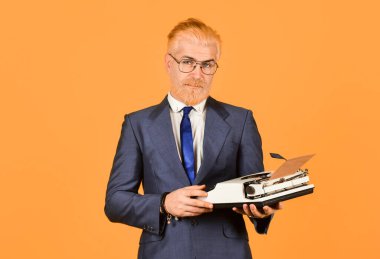 İkinci el eşya mağazası. Satıcı vintage objeler. Vintage değerler uzmanıyım. Klasik daktilo. İş adamı geçmişe dönük teknoloji kullanır. Olgun bir adam sakalını sarıya boyadı. Yazar eski alışkanlıklara yapışır.