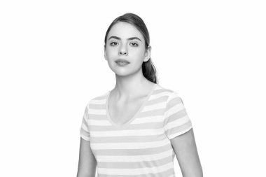 Beyaz arka planda izole edilmiş yaz çizgili tişörtlü kız..