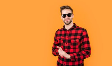 Erkek güzellik eğilimi. Gözlüklü seksi kıllı sakallı adam. Yüz kılları ve cilt bakımı. Yakışıklı adam kareli gömlek giyiyor. Tıraşsız, sıradan bir adam. Erkek kuaför ve berber dükkanı. Boşluğu kopyala.