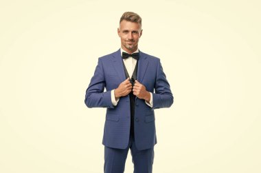 Papyon mavisi takım elbiseli, gülümseyen olgun bir adam. Beyaz iş adamı. Takım elbise lideri..