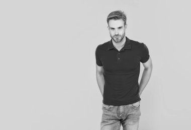 Saç ve sakal bakımı. Kendine güvenen ve yakışıklı, tıraşsız adam. Erkek modası. Erkek güzelliği. Kırmızı gömlekli kıllı adam. Sarı arka planda sakallı ve kopya alanı olan bir adam.