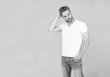 Sarı arkaplandaki tişörtlü adam, fotokopi alanı, moda.