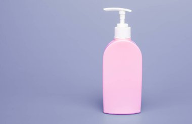 Kozmetik ürünleri için plastik sıvı kabı satır blu arkaplan kopyalama alanı, şişeler.