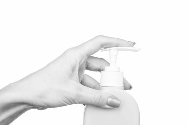 Kadın elleri fotokopi aletiyle sabun şişesine basıyor.