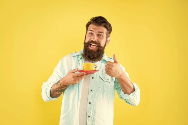 Erstaunt Unrasierter Mann Hemd Mit Kaffee Daumen Hoch Auf Gelbem — Stockfoto