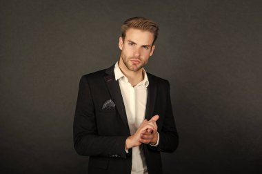 Siyah arka planda ceketli genç adam, moda..