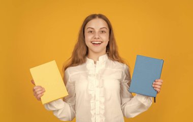 Okul ödevlerini sunan neşeli çocuk sarı arka plan, eğitim.