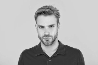 Sarı arka planda tüylü, sıradan bir adam..