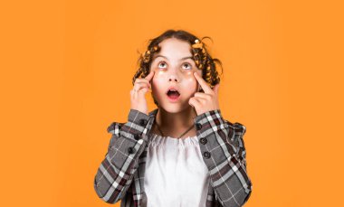 Güzel bir saç stili yap. Mutlu çocuk. Kuaför salonu. Mükemmel güzellik. Sarı arka planda saç tokası ve saç tokası olan bir kız. Saçlarının etrafında kıvırcık kızlar. Harika bir saç stili..