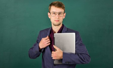 Yeni teknoloji. Okula dönüyorum. Bilgisayarlı bir erkek. Bilgi kavramı. Gözlüklü zeki bir adam. Ofis kıyafetleri ve moda konsepti. Öğrenmeye hazırım. Ceketli başarılı iş adamı.