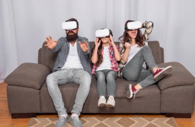 Duygusal ve çocuklu ebeveynler evde video gözlükleriyle vakit geçiriyorlar..