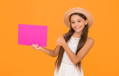 Küçük çocuk plaj aktivitesi ilanı veriyor. Mutlu çocukluk. Yaz tatili ve tatil. Çocuk sezonluk moda satışları. Dertsiz güzellik kâğıdı sayfası. kopyalama alanı. Hasır şapkalı çocuk başparmağını kaldırdı..