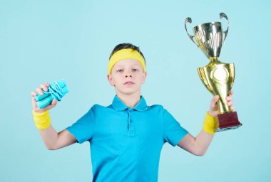 Mutlu çocuk sporcu şampiyon kulüpler tutun. Fitness ve diyet. Enerji. Jimnastik salonu iş genç çocuk kazanan. Başarı Ödülü. Çocukluk etkinlik. Spor ve sağlık. Ödülünü kazanan. Saf mükemmellik.