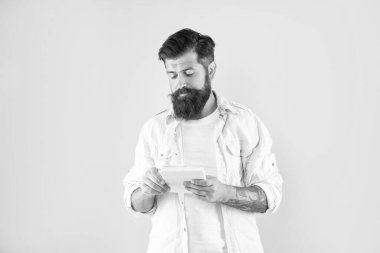 ciddi sakallı adam sarı arka plan, eğitim kitabı.