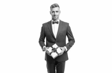 Mavi papyon takmış gülümseyen bir adam beyaz kutuda saklanmış bir hediye kutusu tutuyor..