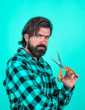 Sivri uçlu. Ve bıyıklı bir hippi. Kuaför aleti. Berber dükkanı. makaslı olgun berber. Elinde makasla sakallı bir adam. Vahşi adam saçını kesmiş. Saç stili erkek tarzı. h