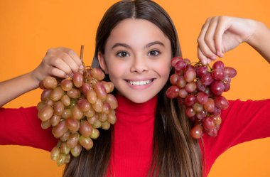 Kız gülüşü Sarı arka planda üzüm demeti.