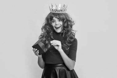 Sarı arka planda mevcut olan tacın içindeki mutlu çocuk. Vay..