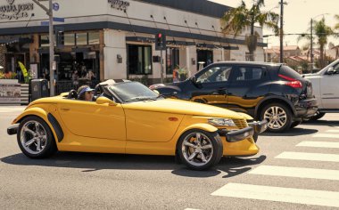 Long Beach, Kaliforniya ABD - 31 Mart 2021: Sarı Chrysler Plymouth Prowler 'ın lüks arabası.