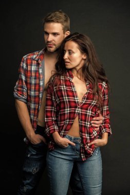 Sıradan bir kızla siyah arka plandaki bir erkeğin ilişkisi, aşk..