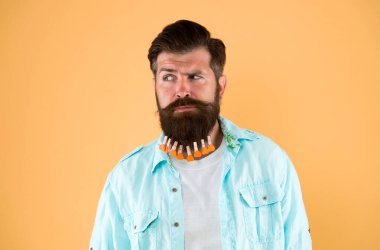 Üzgün görünüyorsun. Sıradan tarz sarı arka plan. Sevgililer Günü. Kuaförde saç kurutma. Bireysel erkek saç stili. Adam sakallı mandal. Kalpli vahşi hippi..