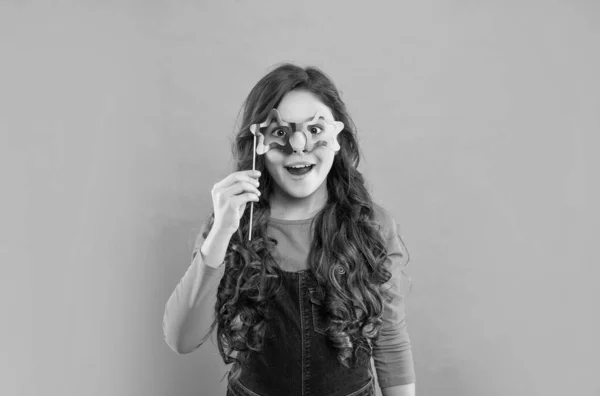 Mutlu Genç Kız Kıvırcık Saçlı Gözlüklü Çocukluk Aksesuarlı — Stok fotoğraf