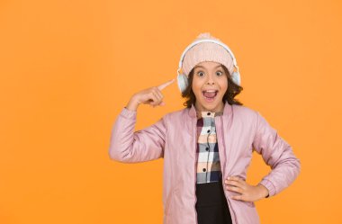 Duyuyor musun? Kız dinleme şarkısı. Ses kursu. Modern teknolojiler. Okul kitabını dinliyorum. Öğrenmek için dijital teknolojiler. Kulaklıklı kız öğrenci duygusal çocuğu. Öğrenim teknolojileri.