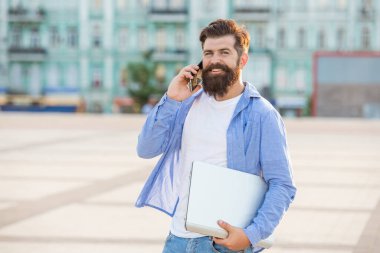 man with freelance communication on smartphone. man with freelance communication outside. man with freelance communication outdoor. man with freelance communication talk on phone.