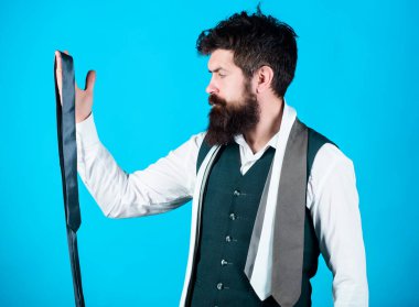 Kravat seçme sakallı adam. Beyefendinin Kılavuzu. Nasıl doğru kravat seçmek için. Klasik tarzı. Nasıl boyun gömlek ve takım elbise ile maç. Sakallı adam hipster tutun kaç kravatlar üzerinde mavi arka plan.