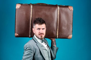 Ağır çanta. Olgun gezgin. Resmi takım elbiseli sakallı adam. Antika çantalı şık bir esthete. Papyonlu iş adamı. Retro bavullu bir iş gezisi. Zarafet ve tarz. Moda ve yakışıklı.